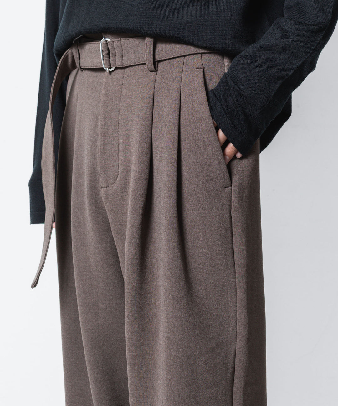 ATTACHMENT アタッチメントのPE STRETCH DOUBLE CLOTH BELTED WIDE TAPERD TROUSERS - D.KH GRAYの公式通販サイトsession福岡セレクトショップ