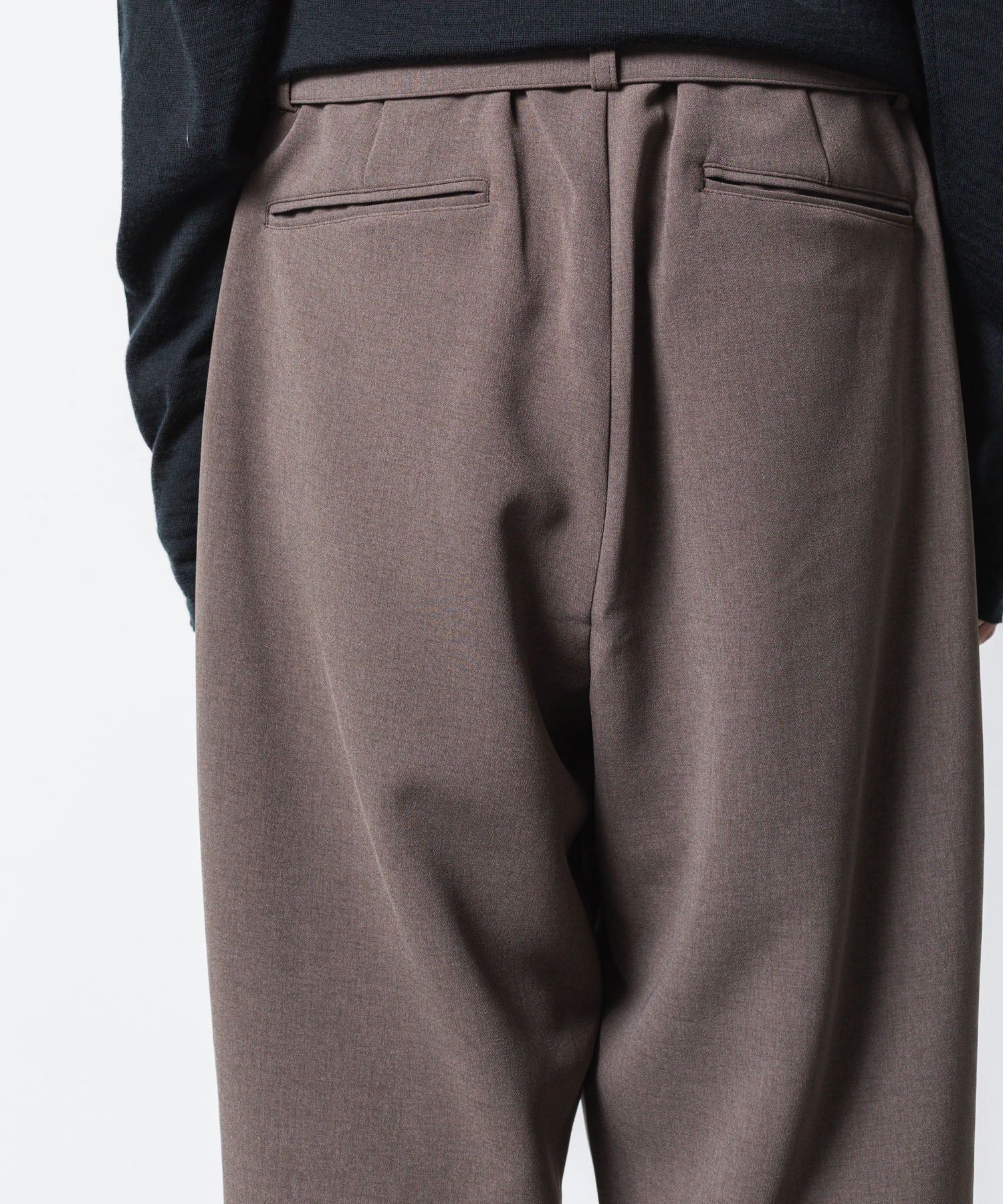 ATTACHMENT アタッチメントのPE STRETCH DOUBLE CLOTH BELTED WIDE TAPERD TROUSERS - D.KH GRAYの公式通販サイトsession福岡セレクトショップ