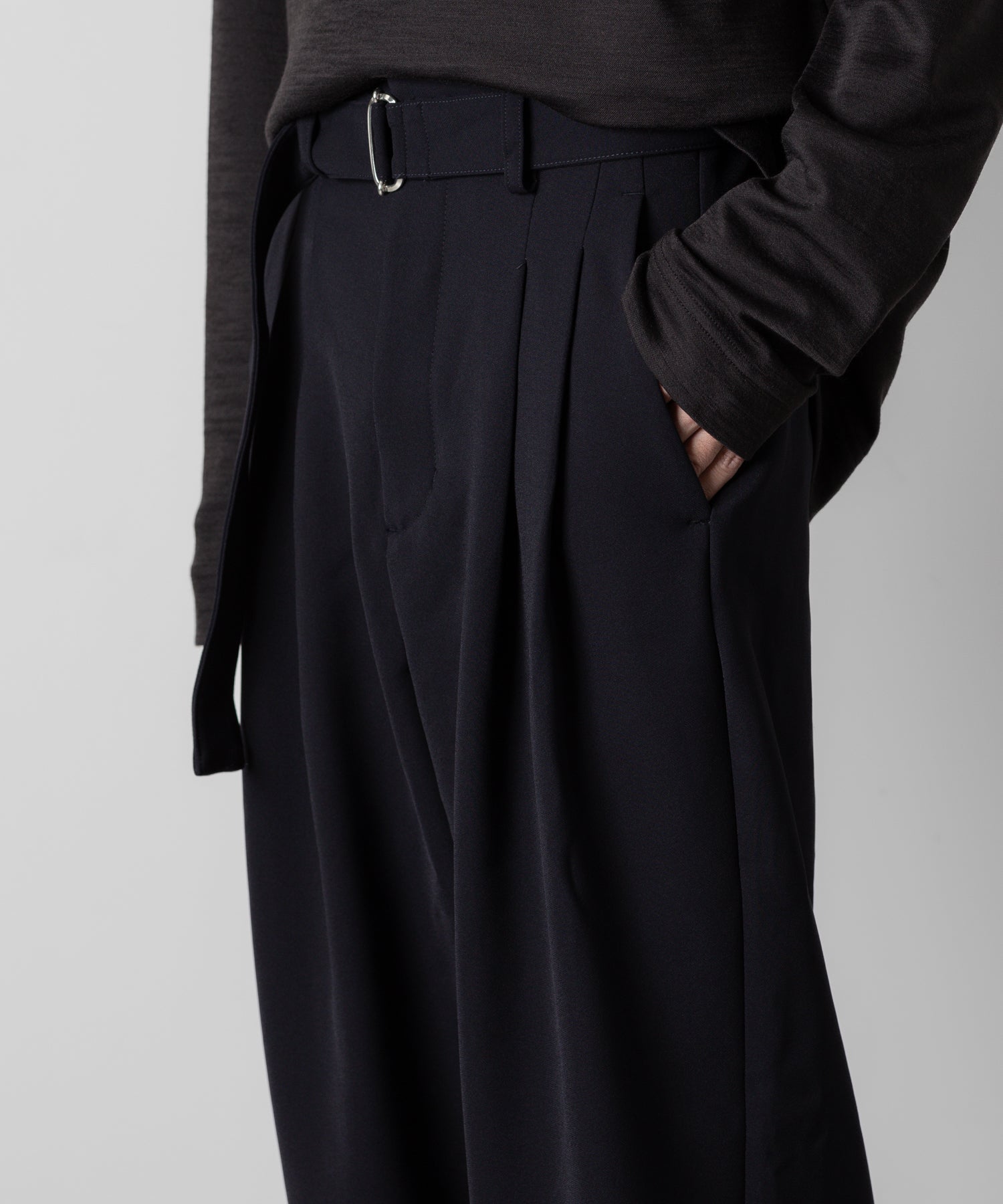 ATTACHMENT アタッチメントのPE STRETCH DOUBLE CLOTH BELTED TAPERED FIT TROUSERS - NAVY 公式通販サイトsession福岡セレクトショップ