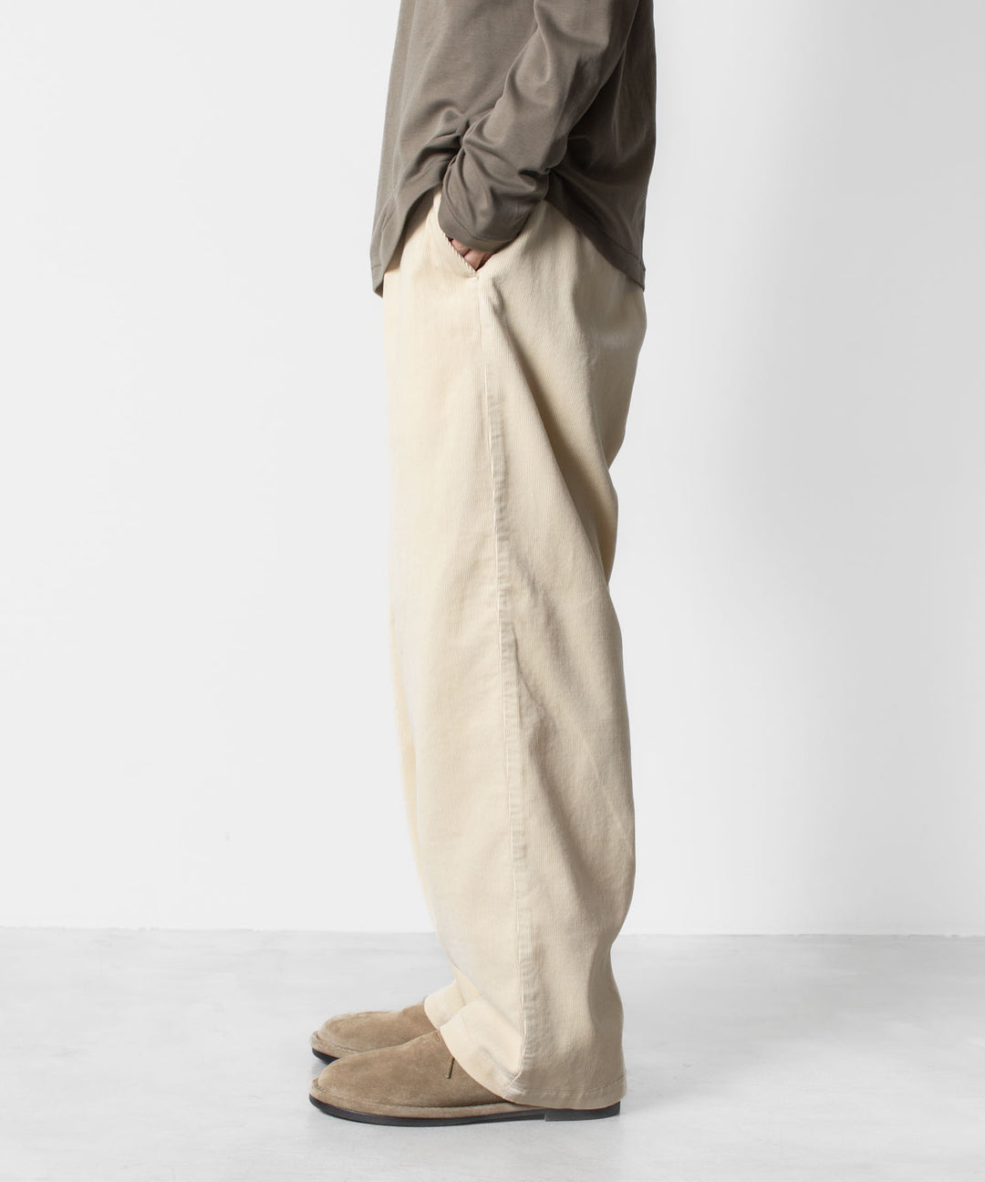 ATTACHMENT アタッチメントのFINX CO CORDUROY 1TUCK WIDE TROUSERS - OFF WHITEの公式通販サイトsession福岡セレクトショップ