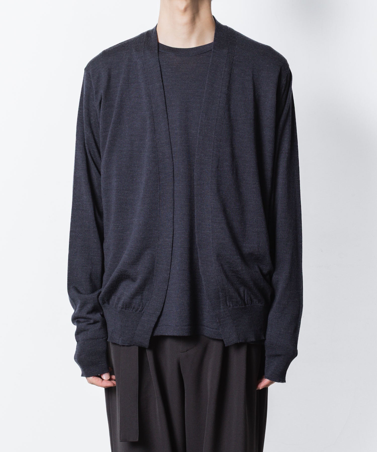 ATTACHMENT アタッチメント × JOHN SMEDLEYの× JOHN SMEDLEY MERINO EXTRAFINE BUTTONLESS V NECK CARDIGAN - D.NAVYの公式通販サイトsession福岡セレクトショップ