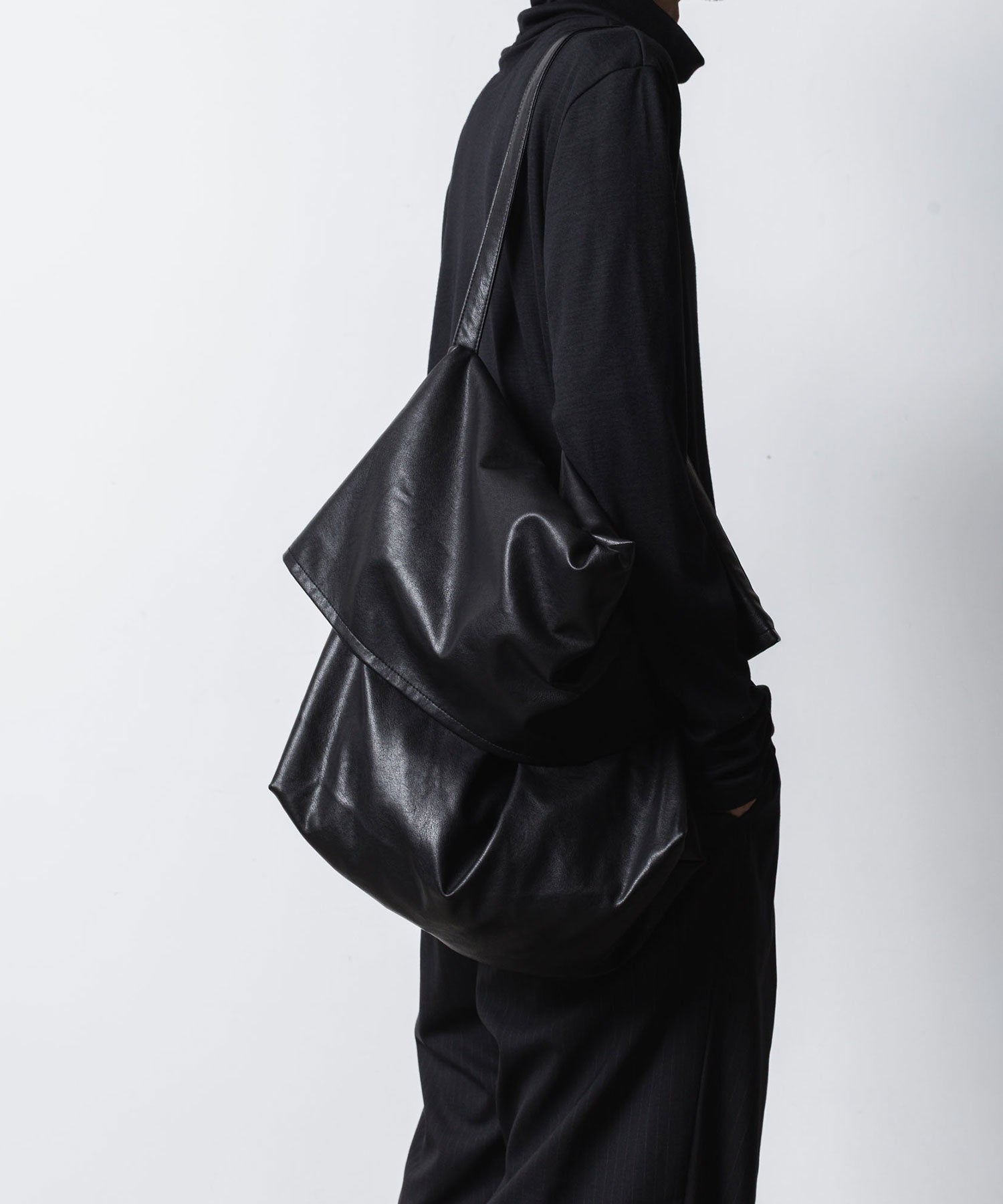 ATTACHMENT アタッチメントのSYNTHETIC LEATHER SHOULDER BAG - BLACKの公式通販サイトsession福岡セレクトショップ