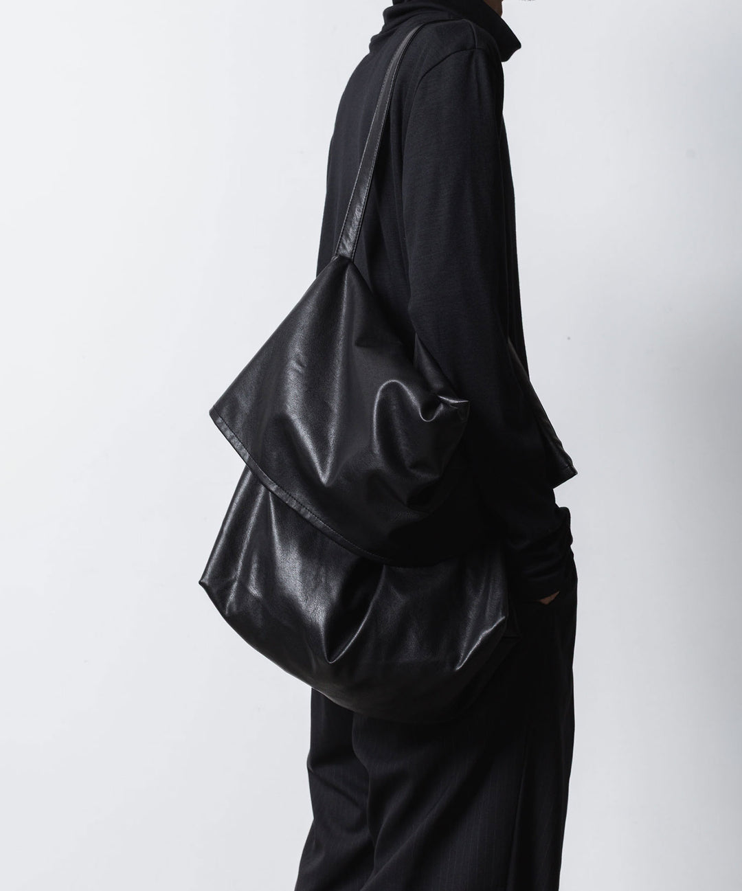 ATTACHMENT アタッチメントのSYNTHETIC LEATHER SHOULDER BAG - BLACKの公式通販サイトsession福岡セレクトショップ