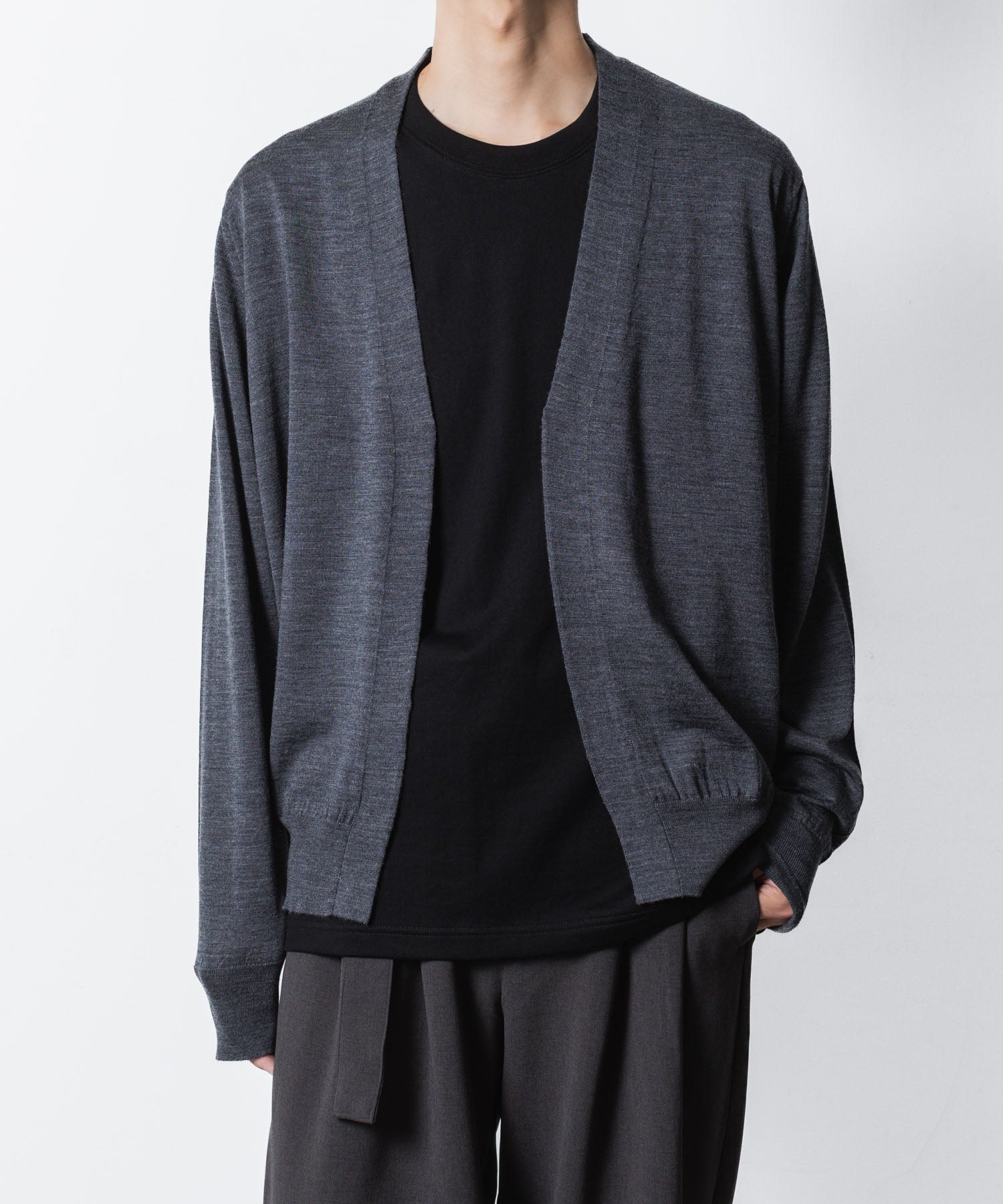 ATTACHMENT アタッチメント × JOHN SMEDLEYの× JOHN SMEDLEY MERINO EXTRAFINE BUTTONLESS V NECK CARDIGAN - D.GRAYの公式通販サイトsession福岡セレクトショップ