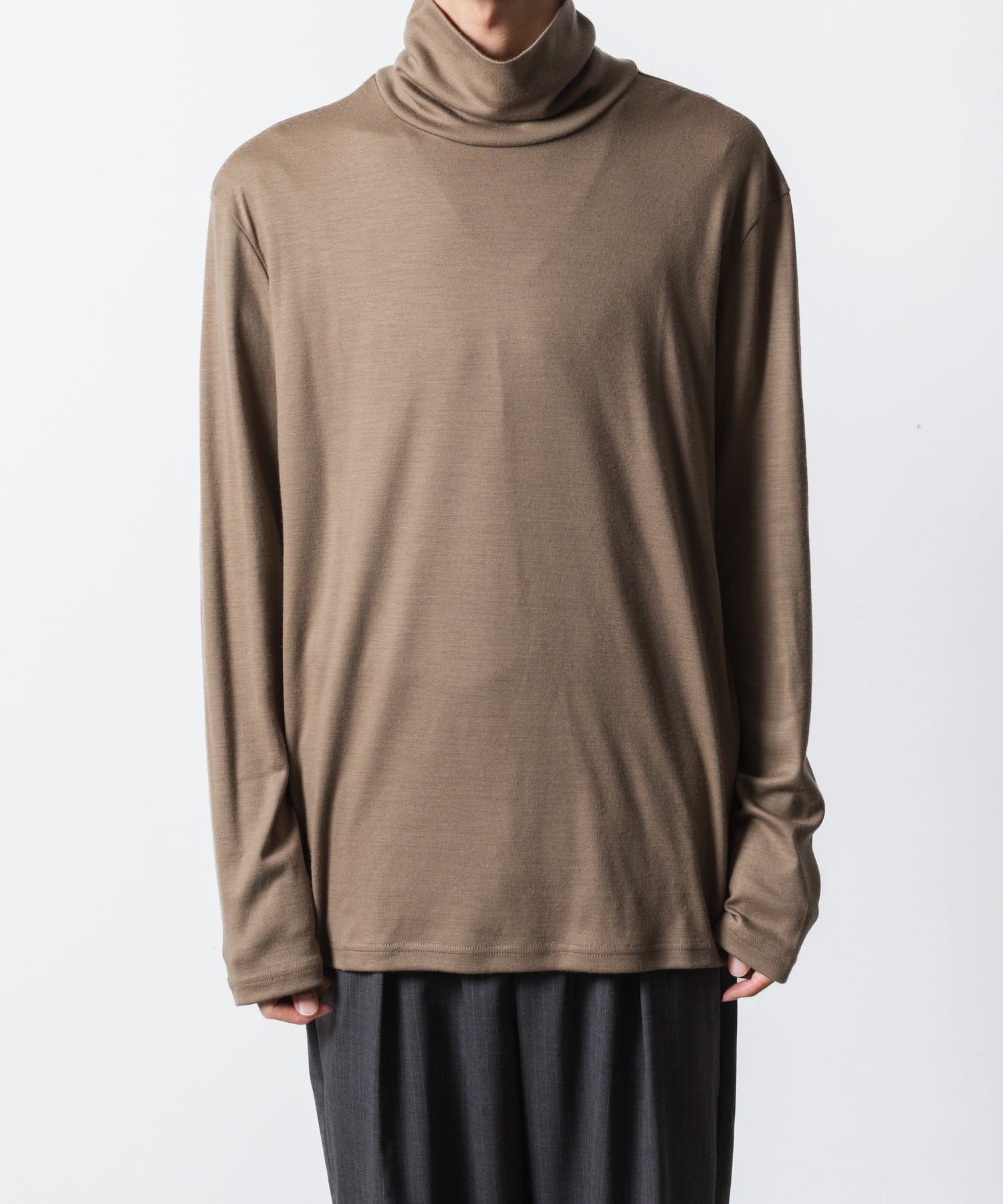 ATTACHMENT アタッチメントの1/60 WOOL SMOOTH HIGH NECK TURTLE L/S TEE - CAMELの公式通販サイトsession福岡セレクトショップ