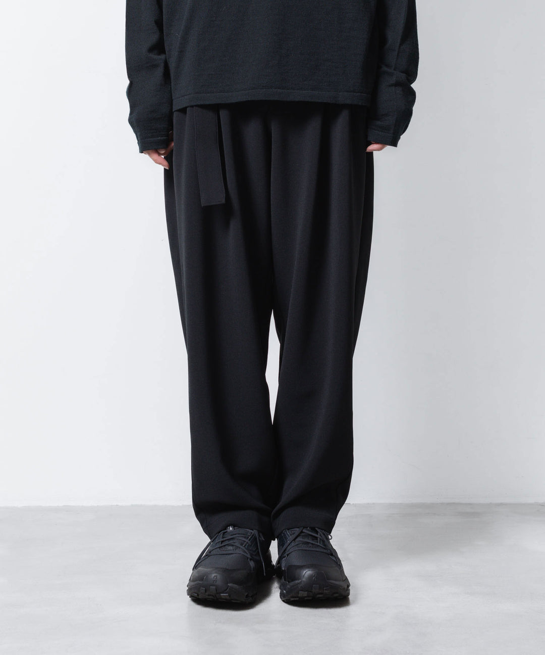 ATTACHMENT アタッチメントのPE STRETCH DOUBLE CLOTH BELTED WIDE TAPERD TROUSERS - BLACKの公式通販サイトsession福岡セレクトショップ