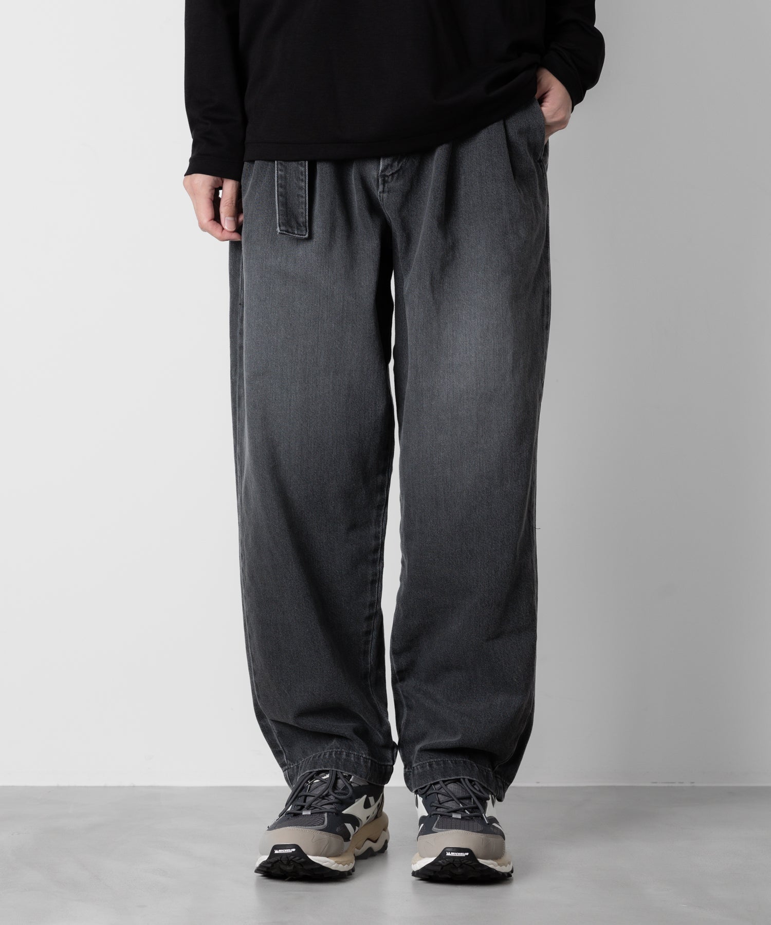 ATTACHMENT アタッチメントの11oz DENIM BELTED TAPERED FIT TROUSERS - BLACK 公式通販サイトsession福岡セレクトショップ