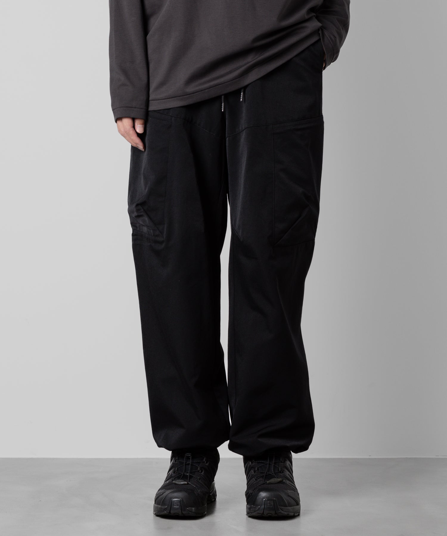 【ATTACHMENT】ATTACHMENT アタッチメントのNY/CO TWILL WIDE CARGO TROUSERS - BLACK 公式通販サイトsession福岡セレクトショップ