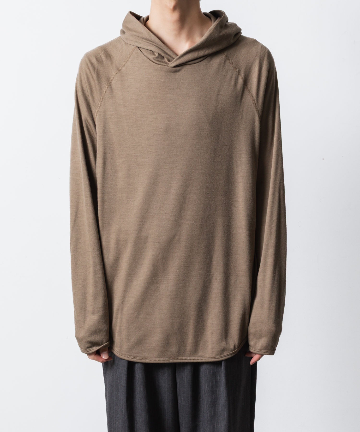 ATTACHMENT アタッチメントの1/60 WOOL SMOOTH HOODED PULLOVER - CAMELの公式通販サイトsession福岡セレクトショップ