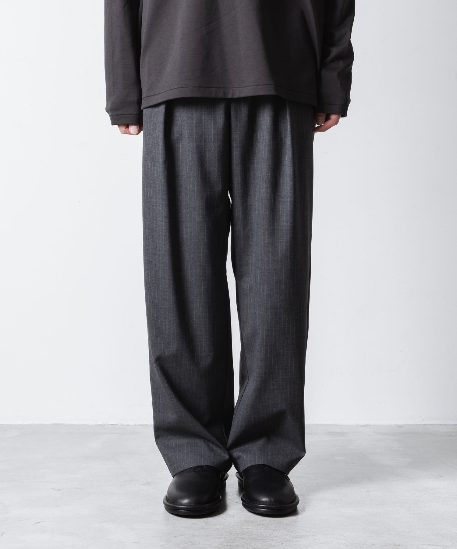 ATTACHMENT アタッチメントのT/W/SI STRETCH GABARDINE 1TUCK EASY TROUSERS - S.GRAYの公式通販サイトsession福岡セレクトショップ