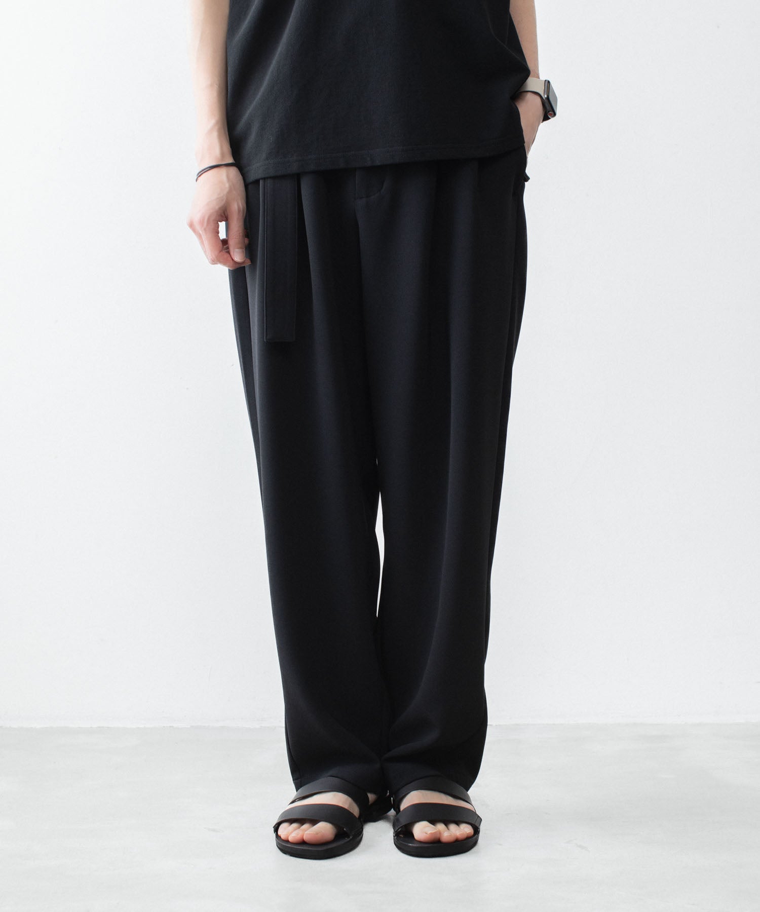Attachment BELTED WIDE TAPERED SLACKS 黒 ATTACHMENT /アタッチメント】PE STRETCH DOUBLE CLOTH BELTED WIDE
