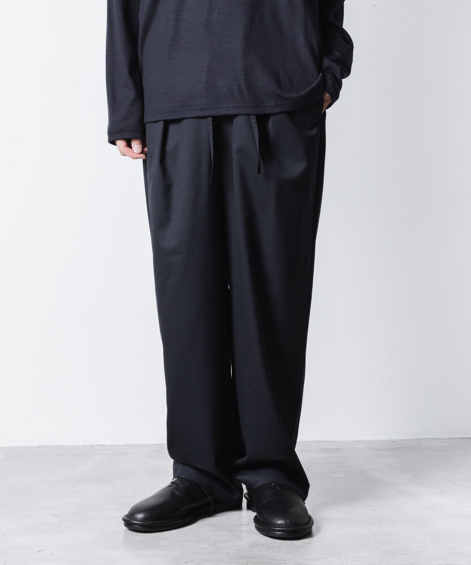 ATTACHMENT アタッチメントのT/W/SI STRETCH GABARDINE 1TUCK EASY TROUSERS - D.NAVYの公式通販サイトsession福岡セレクトショップ