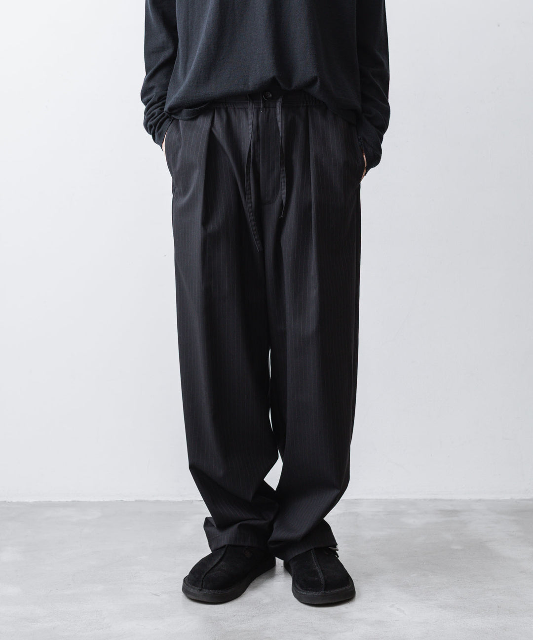 ATTACHMENT アタッチメントのT/W/SI STRETCH GABARDINE 1TUCK EASY TROUSERS - S.BLACKの公式通販サイトsession福岡セレクトショップ