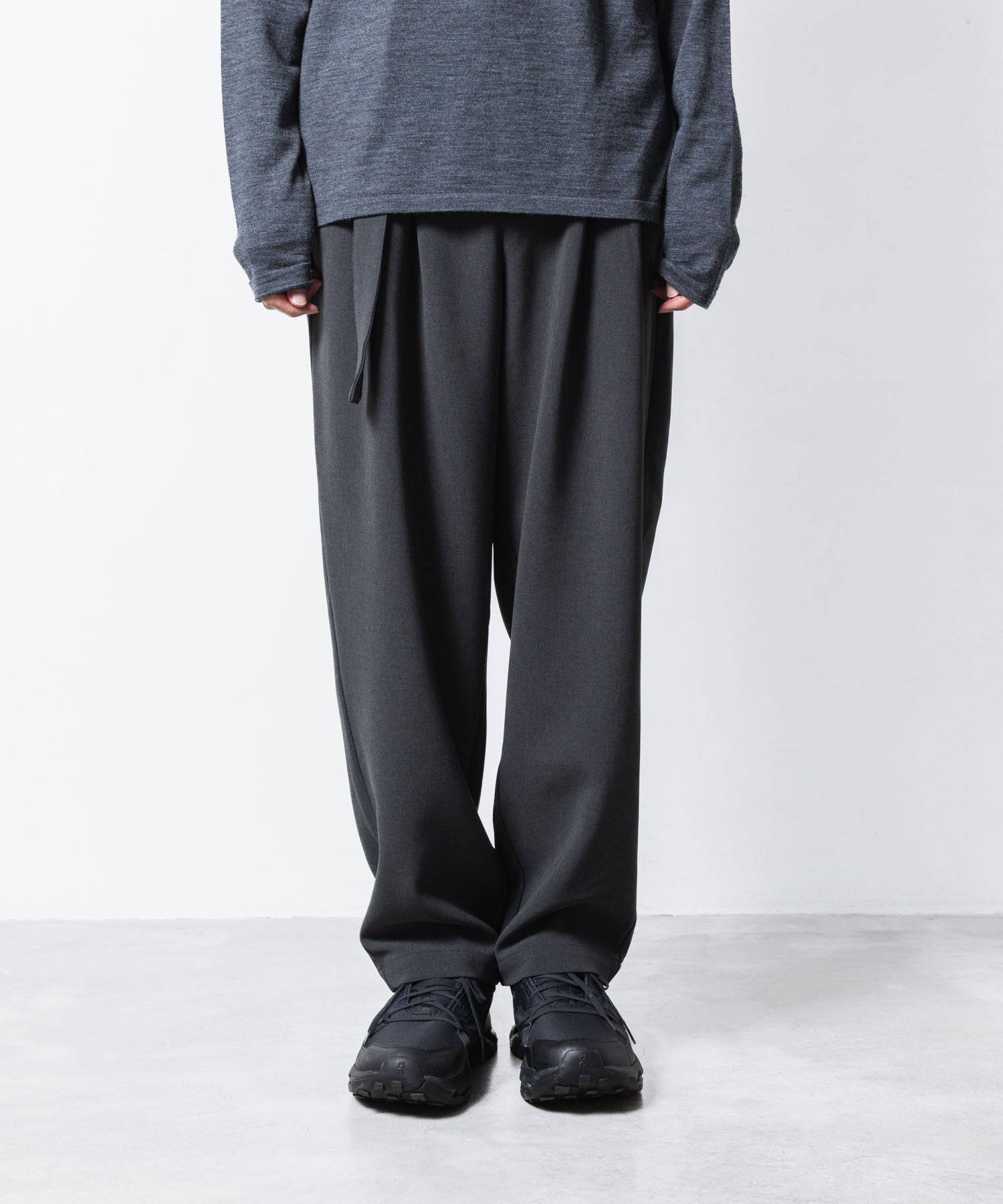 ATTACHMENT アタッチメントのPE STRETCH DOUBLE CLOTH BELTED WIDE TAPERD TROUSERS - X.GRAYの公式通販サイトsession福岡セレクトショップ