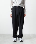 画像をギャラリービューアに読み込む, ATTACHMENT アタッチメントのPE STRETCH DOUBLE CLOTH BELTED WIDE TAPERED TROUSERS - BLACKの公式通販サイトsession福岡セレクトショップ
