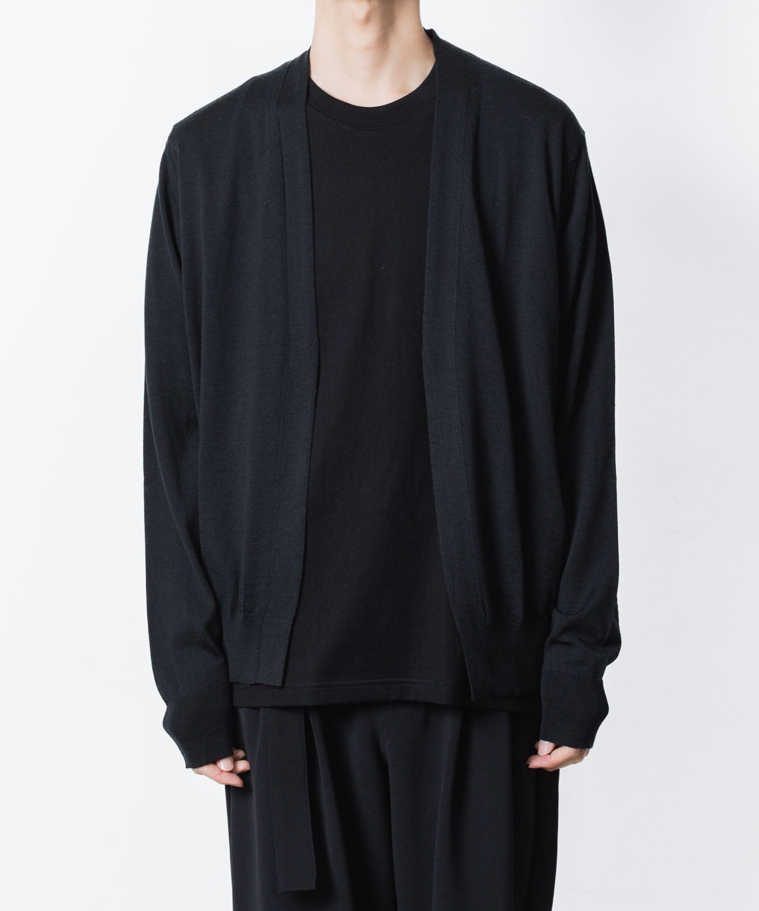 ATTACHMENT アタッチメント × JOHN SMEDLEYの× JOHN SMEDLEY MERINO EXTRAFINE BUTTONLESS V NECK CARDIGAN - BLACKの公式通販サイトsession福岡セレクトショップ