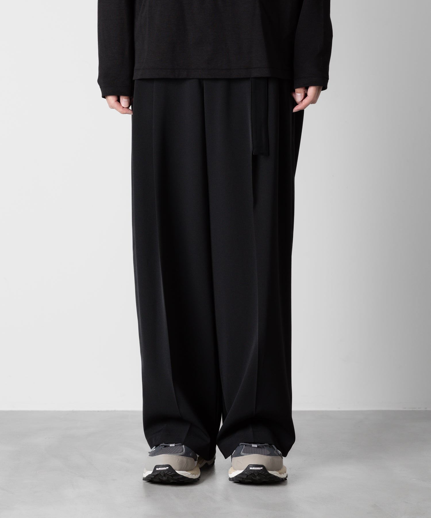 ATTACHMENT アタッチメントのSORIBIA TWILL BELTED WIDE TROUSERS-BLACKの公式通販サイトsession福岡セレクトショップ