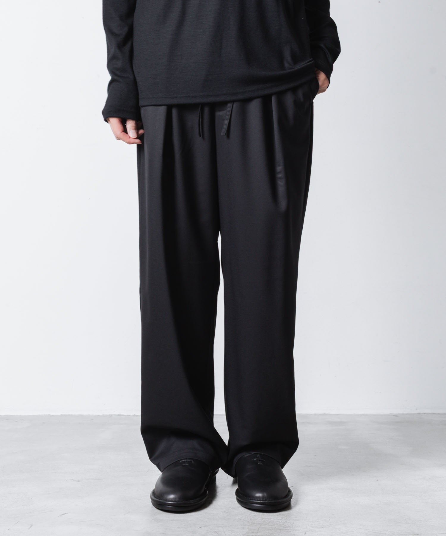 ATTACHMENT アタッチメントのT/W/SI STRETCH GABARDINE 1TUCK EASY TROUSERS - BLACKの公式通販サイトsession福岡セレクトショップ
