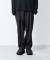 【 ATTACHMENT / EXCLUSIVE ITEM 】PE STRETCH DOUBLE CLOTH BELTED WIDE TAPERD TROUSERS - D.GRAY
