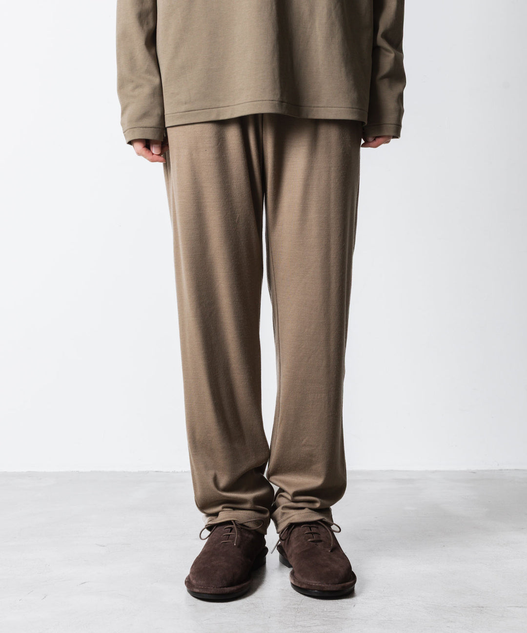 ATTACHMENT アタッチメントの1/60 WOOL SMOOTH SLIM FIT LOUNGE TROUSERS - CAMELの公式通販サイトsession福岡セレクトショップ
