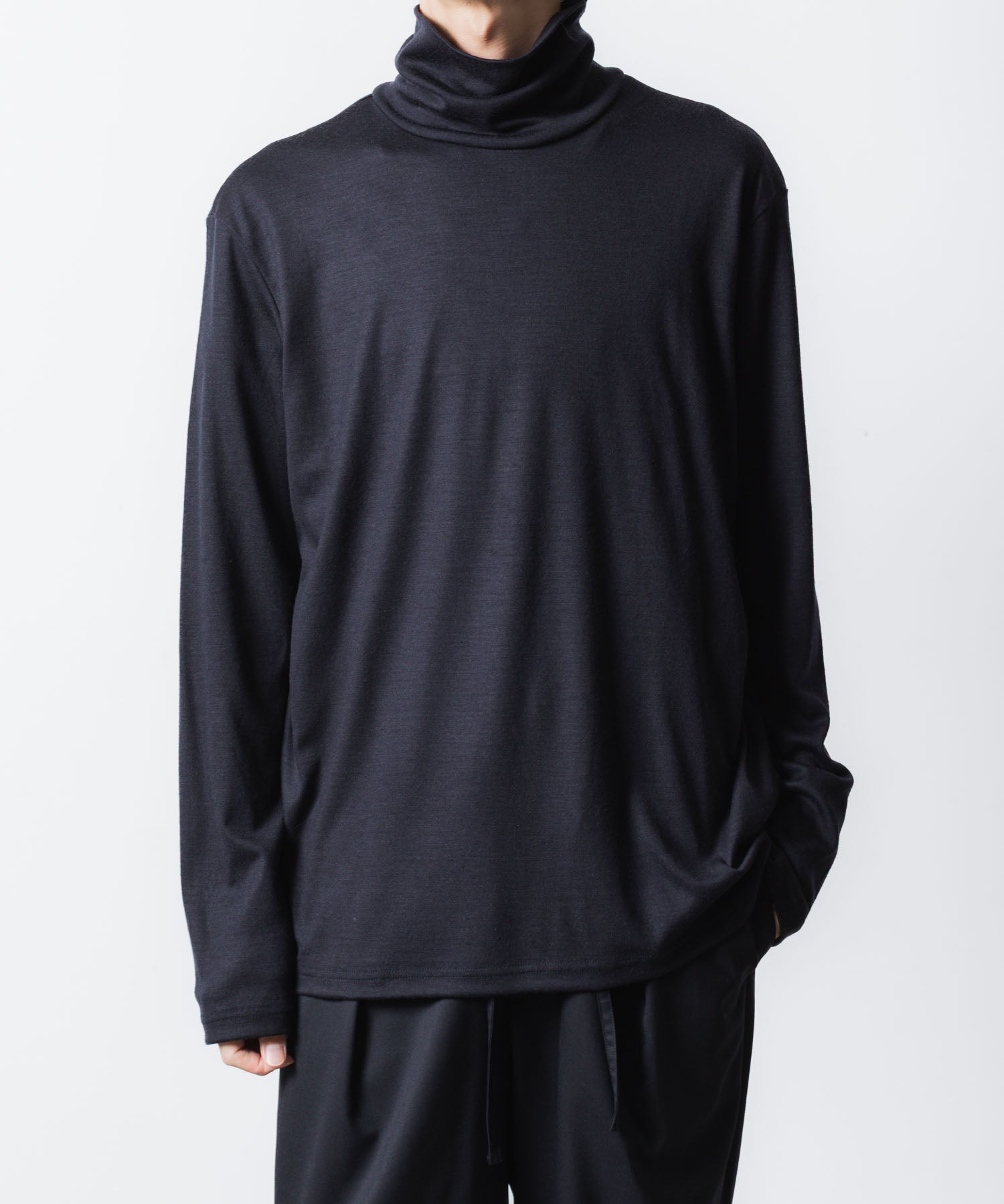 ATTACHMENT アタッチメントの1/60 WOOL SMOOTH HIGH NECK TURTLE L/S TEE - NAVYの公式通販サイトsession福岡セレクトショップ