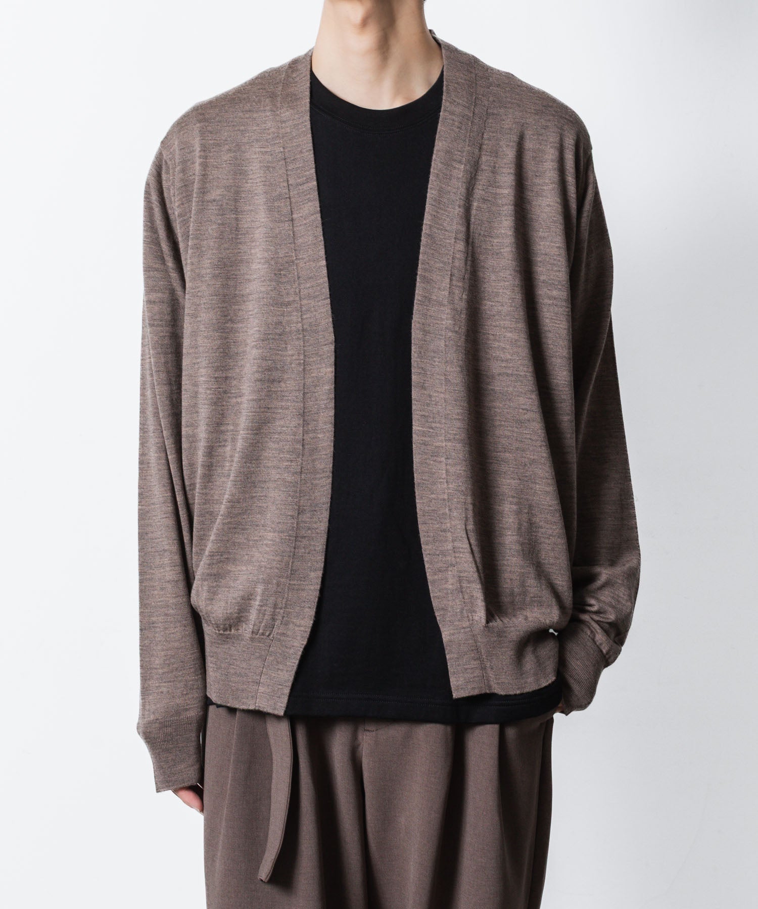 ATTACHMENT アタッチメント × JOHN SMEDLEYの× JOHN SMEDLEY MERINO EXTRAFINE BUTTONLESS V NECK CARDIGAN - D.CAMELの公式通販サイトsession福岡セレクトショップ