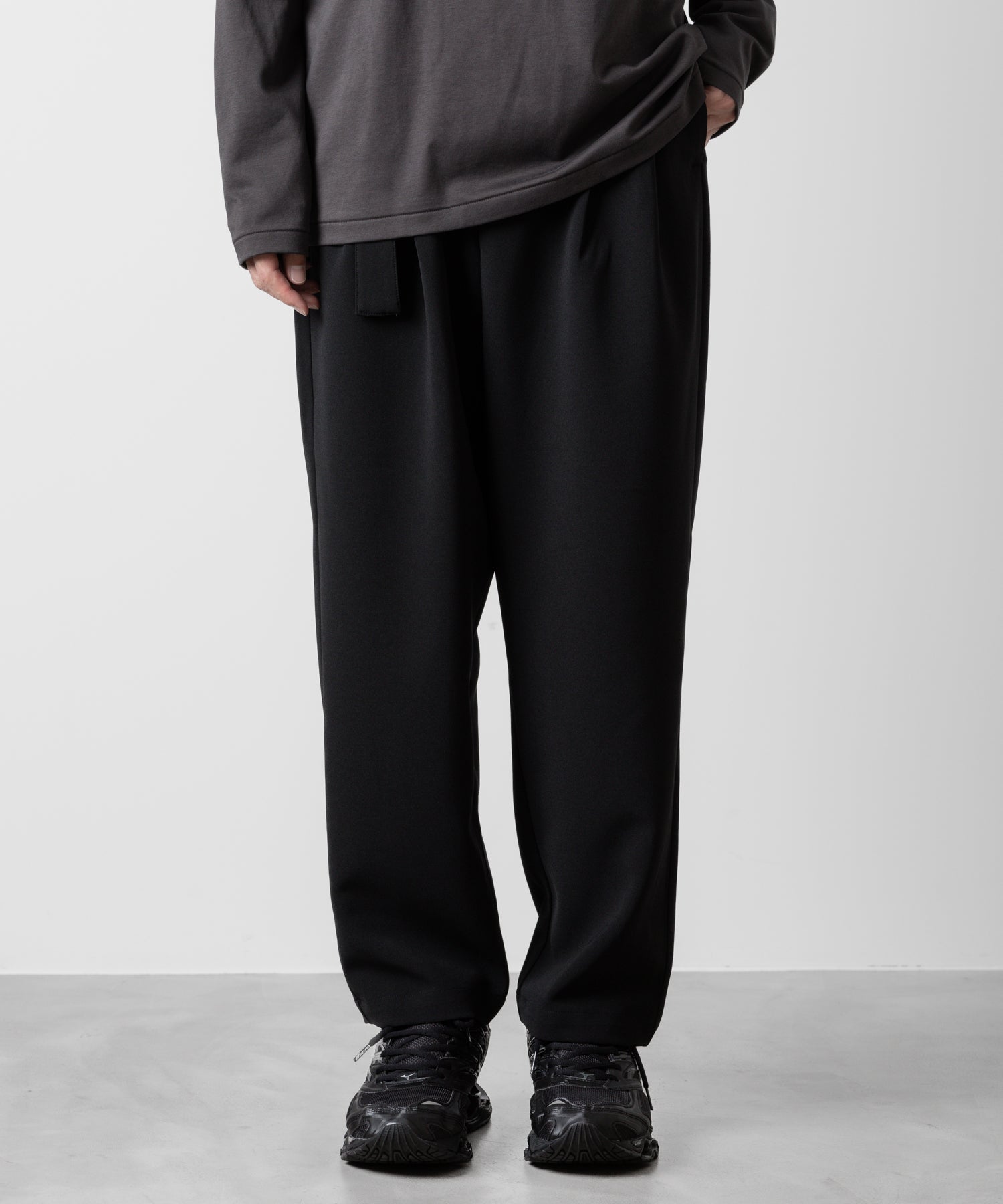 ATTACHMENT アタッチメントのPE STRETCH DOUBLE CLOTH BELTED TAPERED FIT TROUSERS - BLACK 公式通販サイトsession福岡セレクトショップ