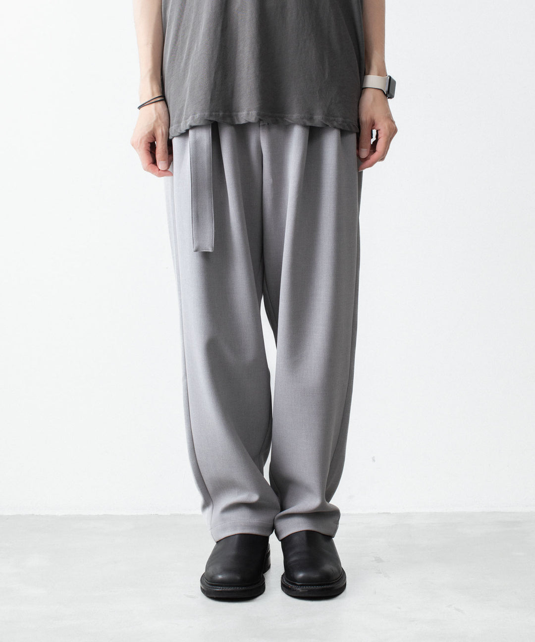 【 ATTACHMENT 】PE STRETCH DOUBLE CLOTH BELTED WIDE TAPERED TROUSERS - L.GRAY