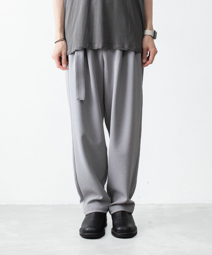 【 ATTACHMENT 】PE STRETCH DOUBLE CLOTH BELTED WIDE TAPERED TROUSERS - L.GRAY