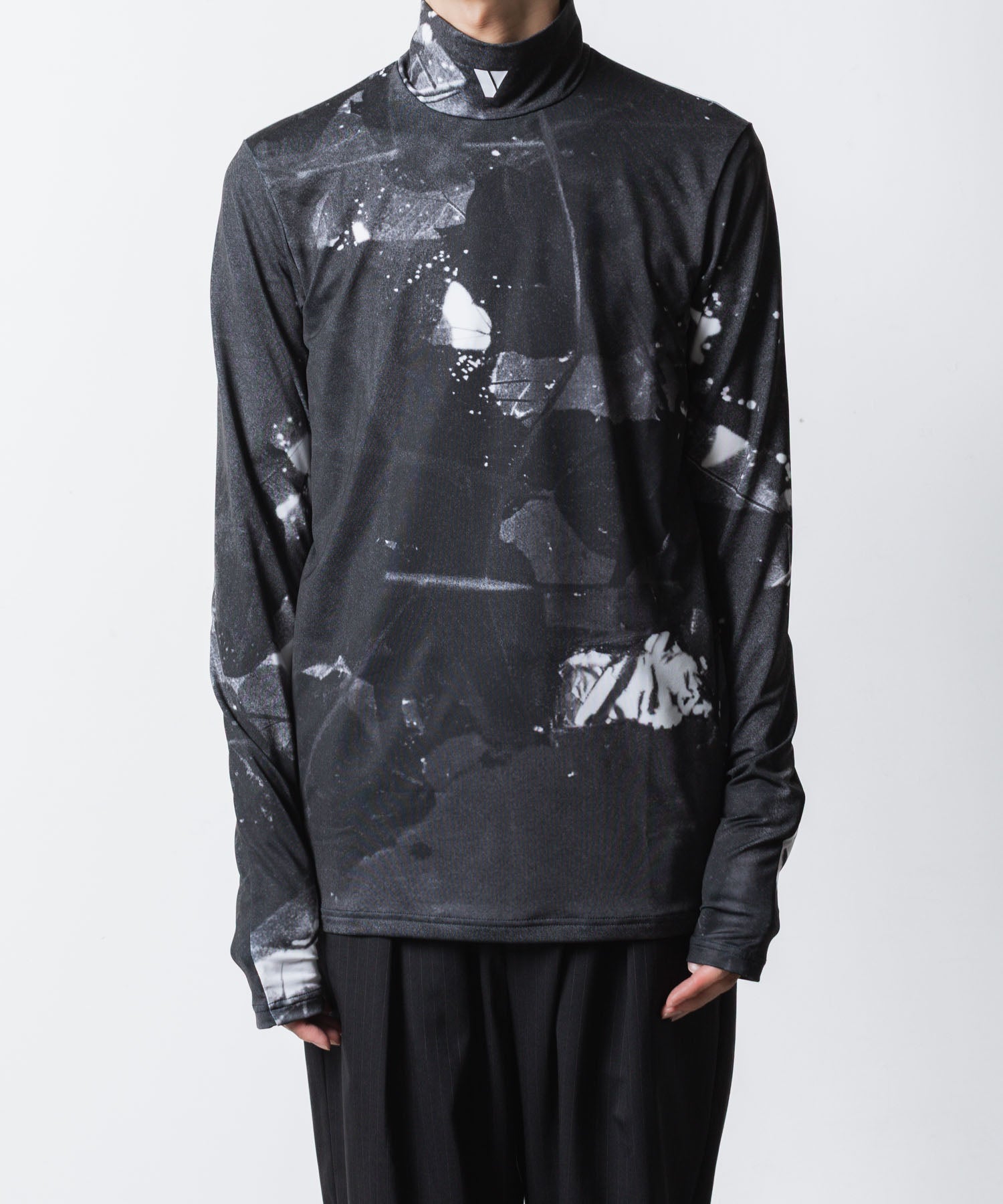 VEIN ヴェインのPRINTED COOLMAX STRETCH JERSEY VPW HIGH NECK L/S TEE - BLACKの公式通販サイトsession福岡セレクトショップ