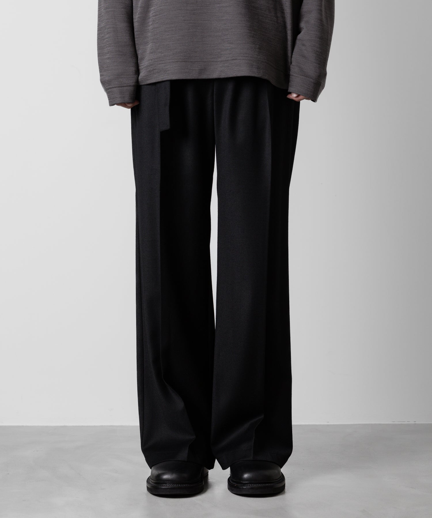 ATTACHMENT アタッチメントのWASHABLE WO/PE STRETCH SAXONY BELTED WIDE TROUSERS - BLACK 公式通販サイトsession福岡セレクトショップ