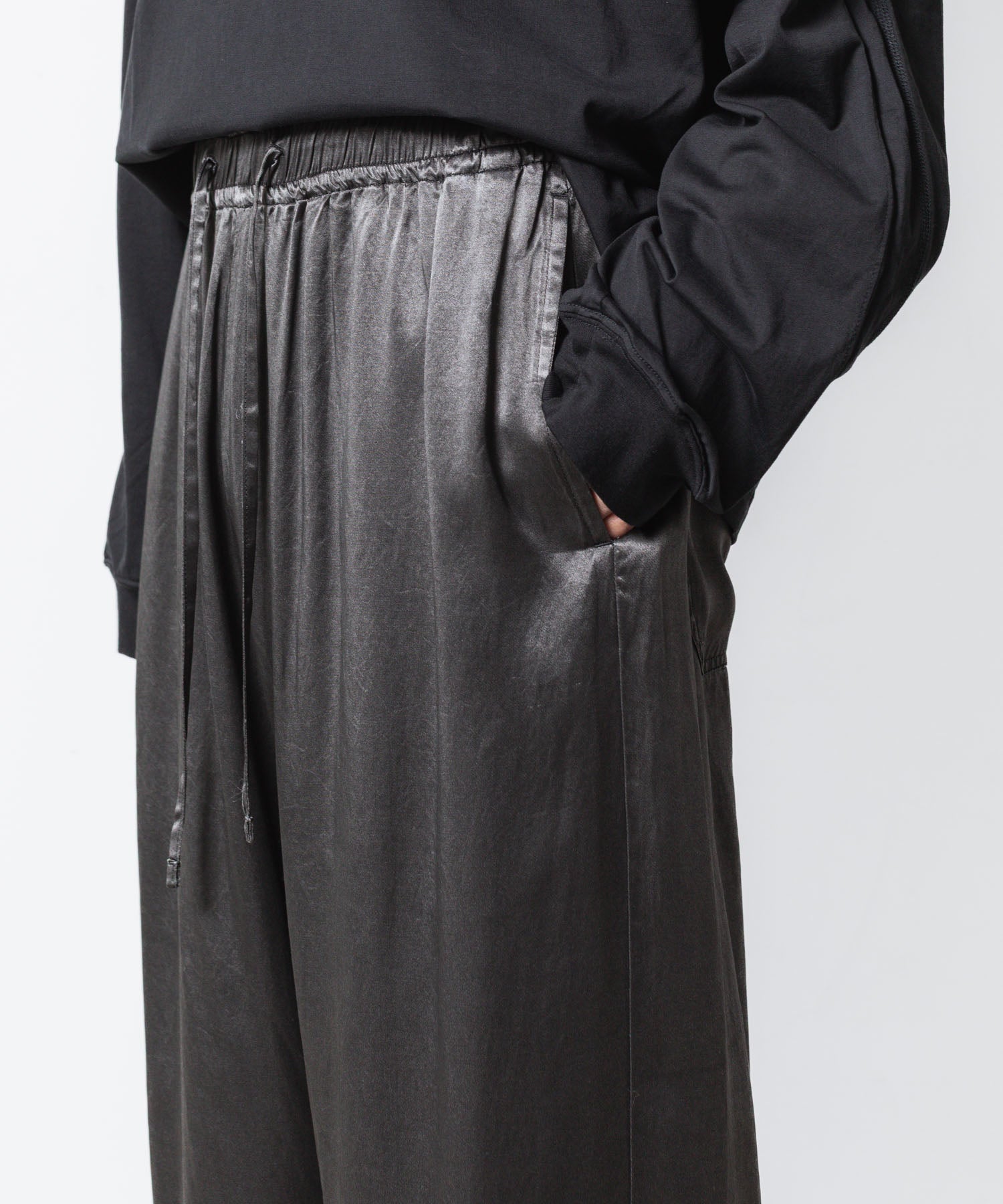 VEIN ヴェインのRY PIGMENT PRINT SATIN EASY WIDE TROUSERS - BLACKの公式通販サイトsession福岡セレクトショップ