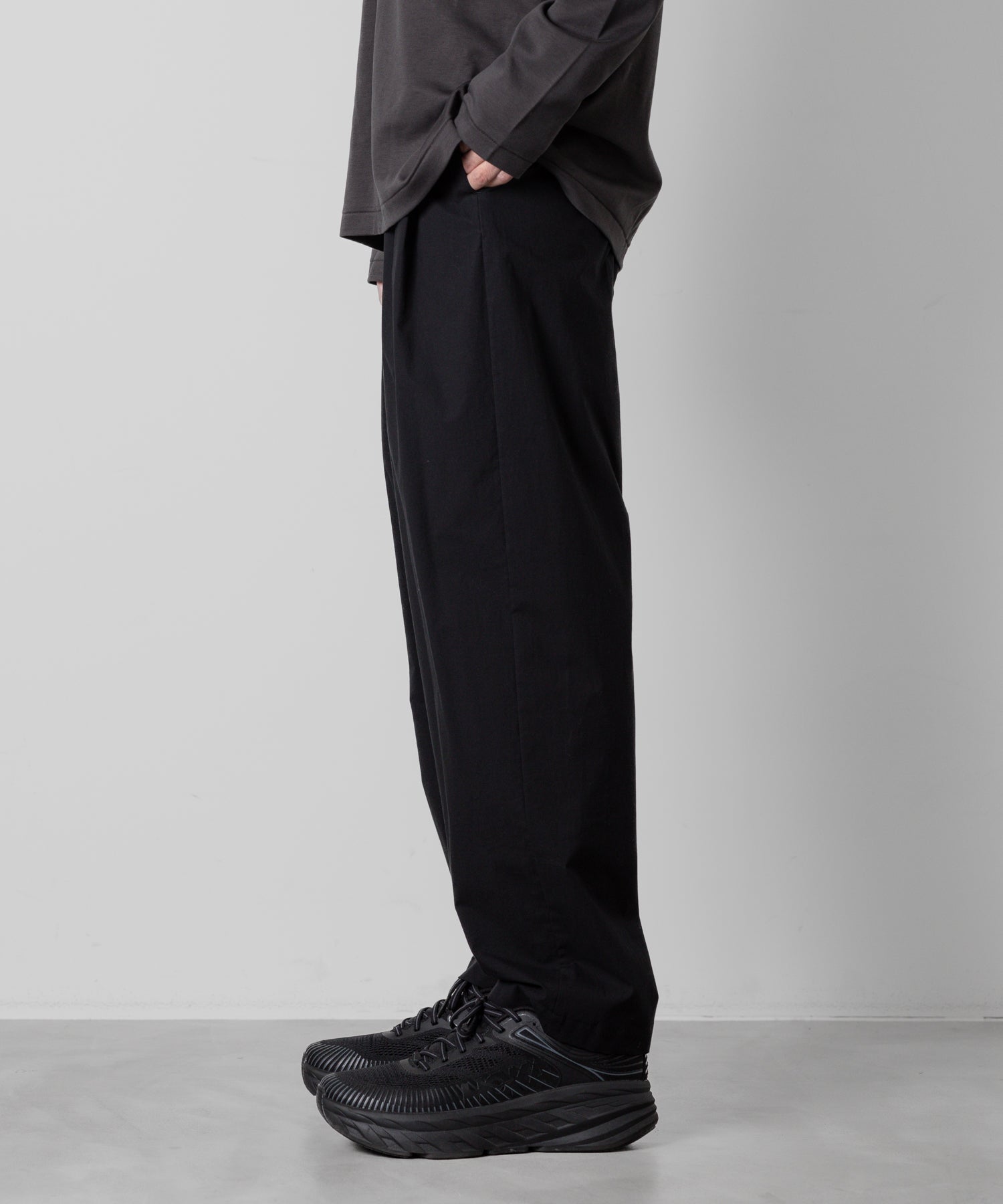 【ATTACHMENT】ATTACHMENT アタッチメントのCO STRETCH TYPEWRITER TAPERED FIT TROUSERS - BLACK 公式通販サイトsession福岡セレクトショップ