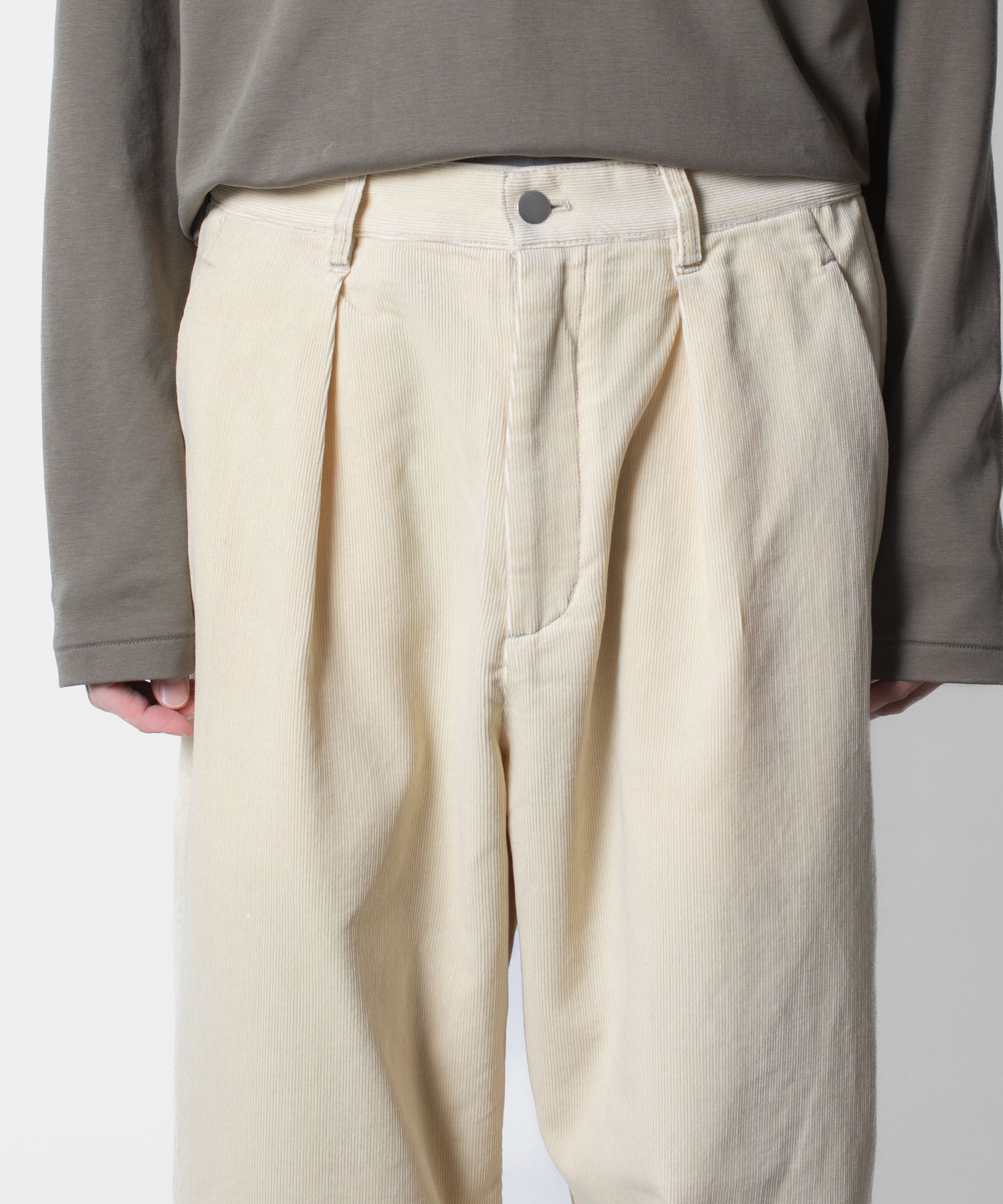 ATTACHMENT アタッチメントのFINX CO CORDUROY 1TUCK WIDE TROUSERS - OFF WHITEの公式通販サイトsession福岡セレクトショップ