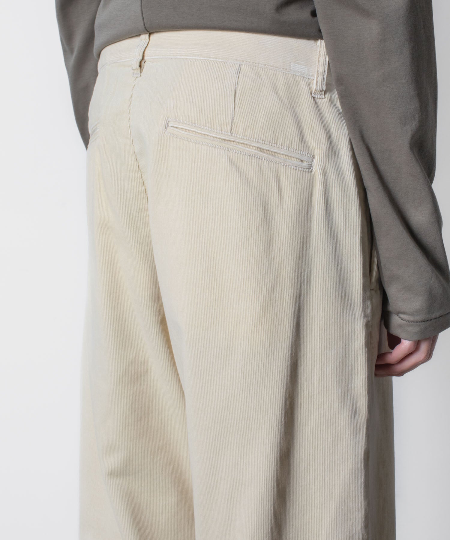 ATTACHMENT アタッチメントのFINX CO CORDUROY 1TUCK WIDE TROUSERS - OFF WHITEの公式通販サイトsession福岡セレクトショップ