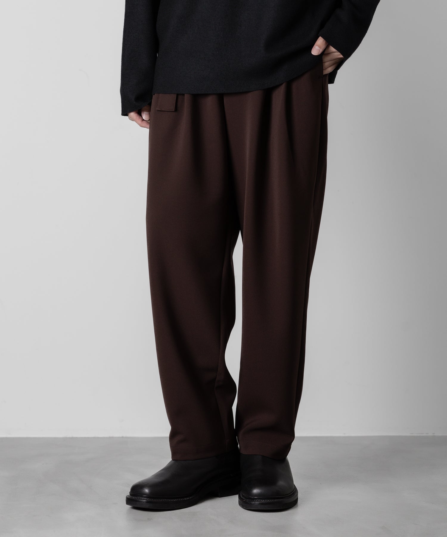 ATTACHMENT アタッチメントのPE STRETCH DOUBLE CLOTH BELTED TAPERED FIT TROUSERS - BROWN 公式通販サイトsession福岡セレクトショップ