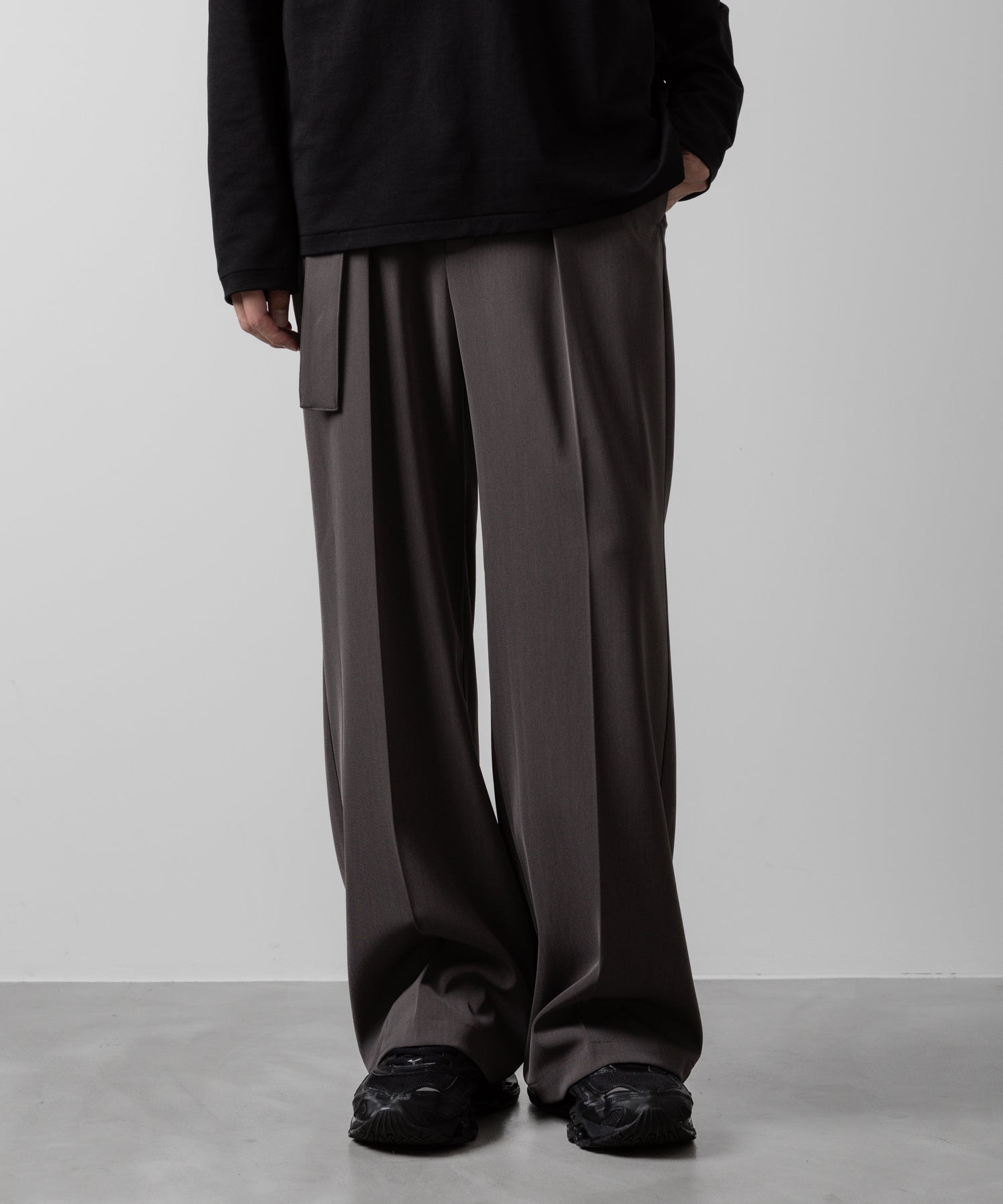 ATTACHMENT アタッチメントのPE STRETCH TWILL BELTED WIDE FIT TROUSERS - KHAKI GRAY 公式通販サイトsession福岡セレクトショップ