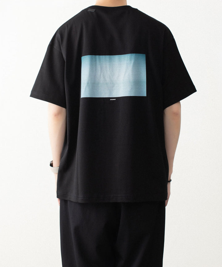 ATTACHMENT アタッチメントの100//3　JERSEY PHOTO PRINT S/S TEE - BLACKの公式通販サイトsession福岡セレクトショップ