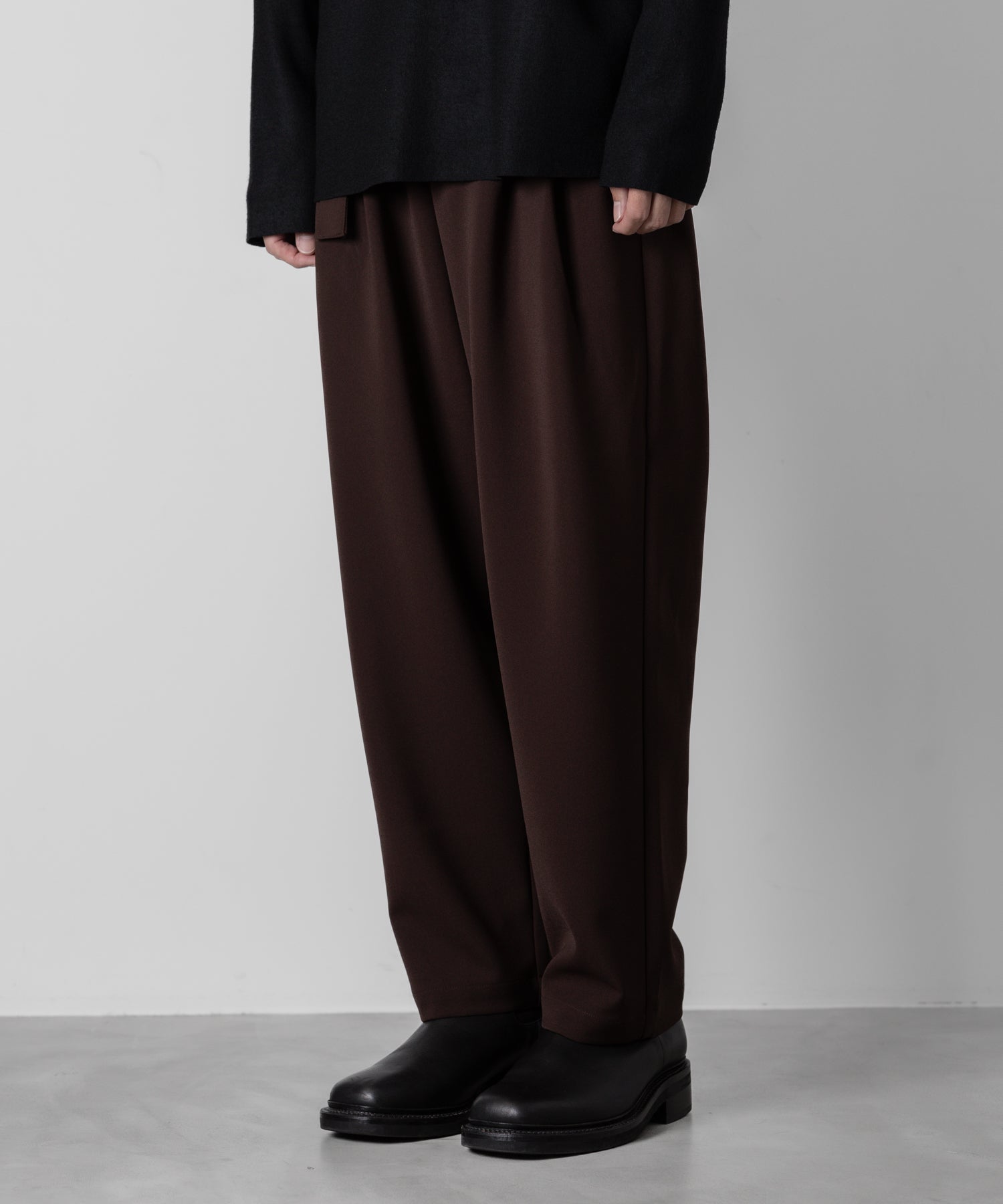 ATTACHMENT アタッチメントのPE STRETCH DOUBLE CLOTH BELTED TAPERED FIT TROUSERS - BROWN 公式通販サイトsession福岡セレクトショップ