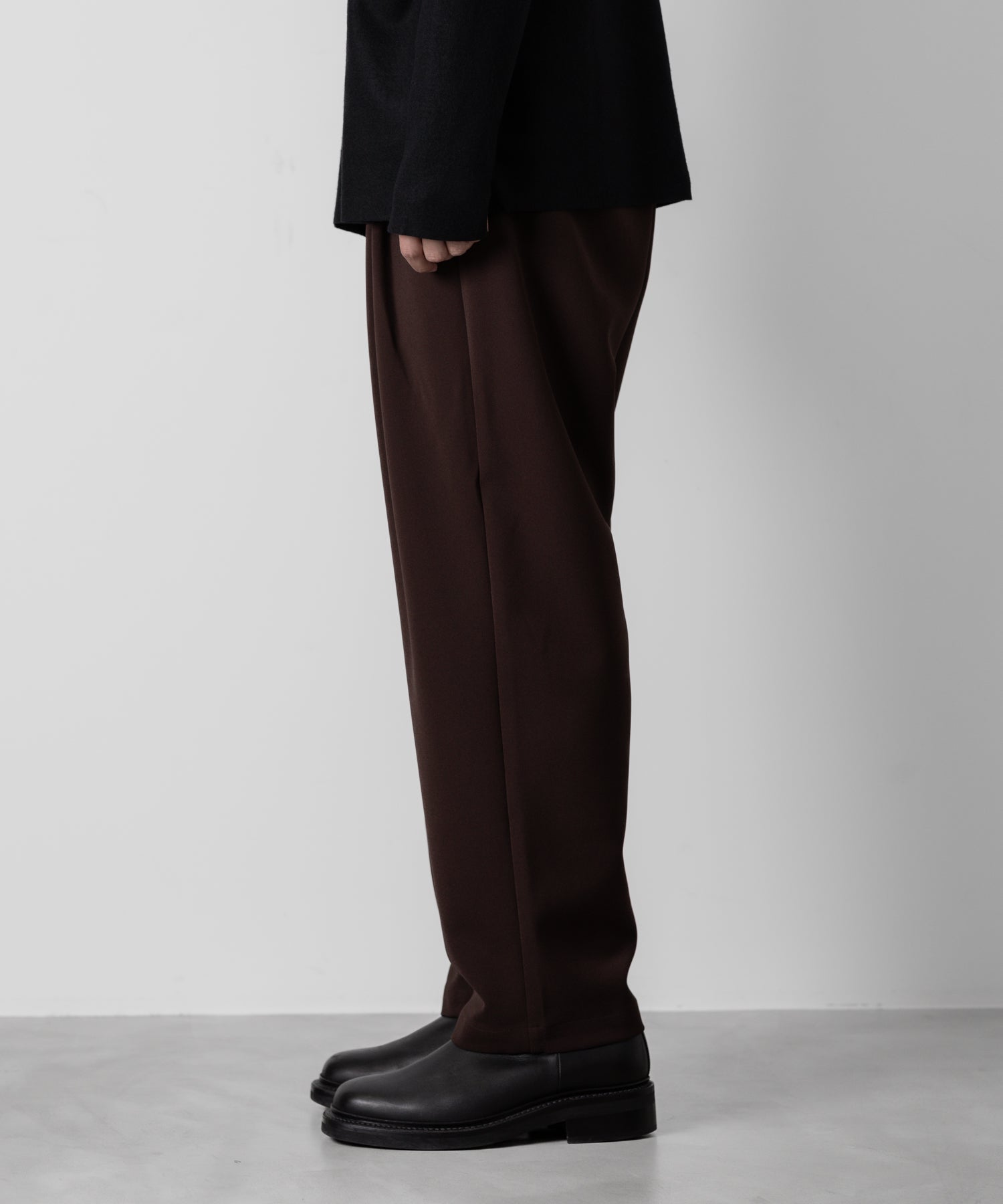 ATTACHMENT アタッチメントのPE STRETCH DOUBLE CLOTH BELTED TAPERED FIT TROUSERS - BROWN 公式通販サイトsession福岡セレクトショップ