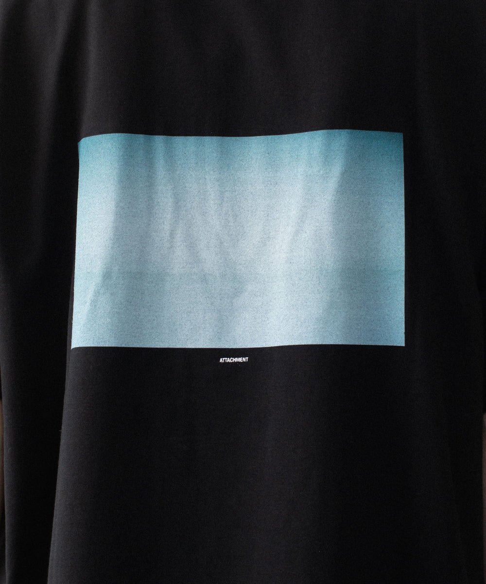 ATTACHMENT アタッチメントの100//3　JERSEY PHOTO PRINT S/S TEE - BLACKの公式通販サイトsession福岡セレクトショップ