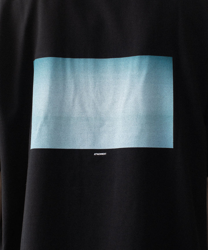 ATTACHMENT アタッチメントの100//3　JERSEY PHOTO PRINT S/S TEE - BLACKの公式通販サイトsession福岡セレクトショップ