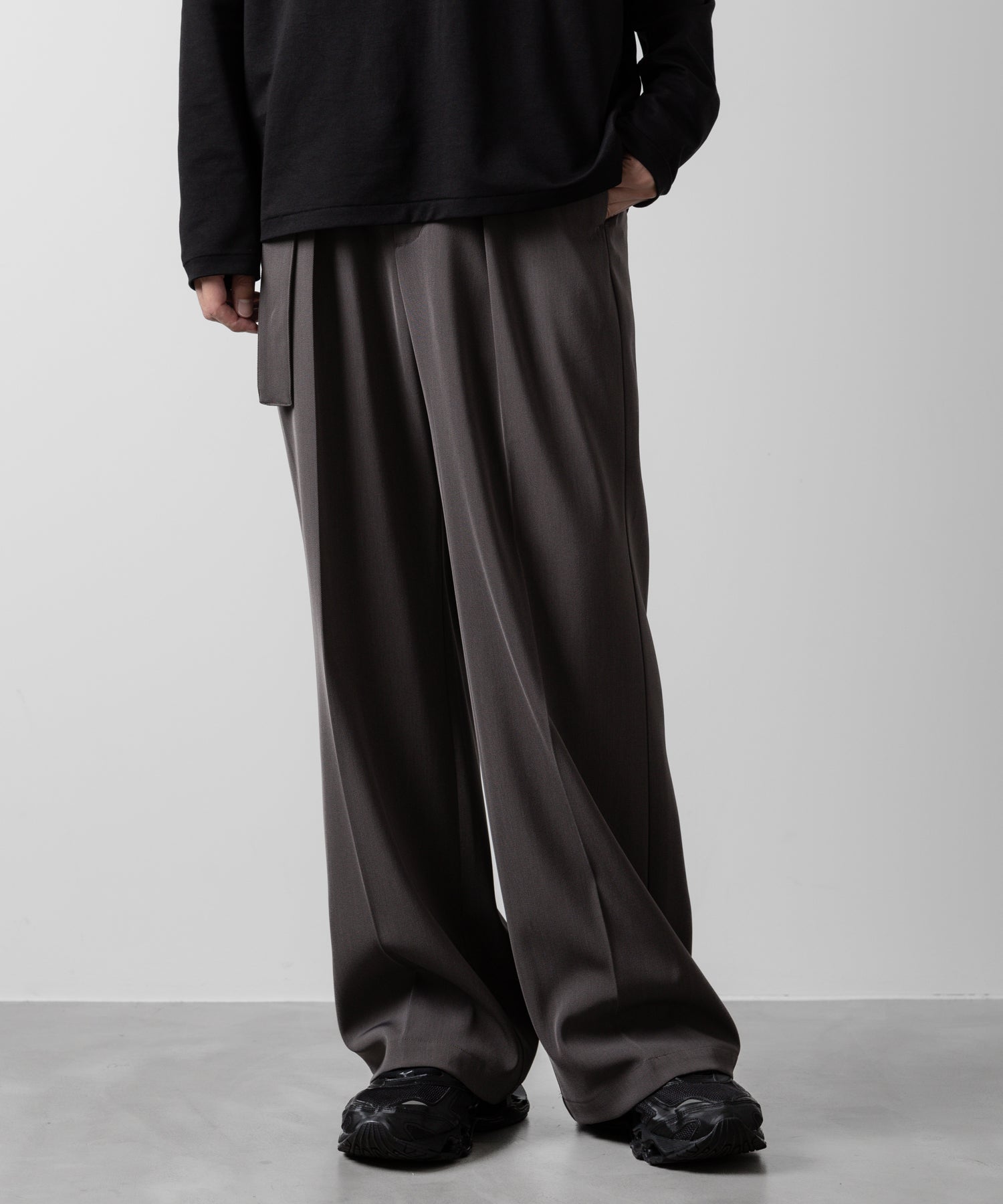 ATTACHMENT アタッチメントのPE STRETCH TWILL BELTED WIDE FIT TROUSERS - KHAKI GRAY 公式通販サイトsession福岡セレクトショップ