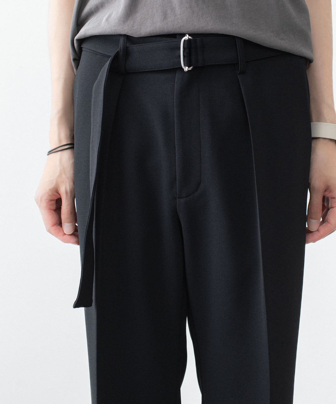 ATTACHMENT アタッチメントのPE STRETCH DOUBLE CLOTH BELTED STRAIGHT TROUSERS - BLACKの公式通販サイトsession福岡セレクトショップ