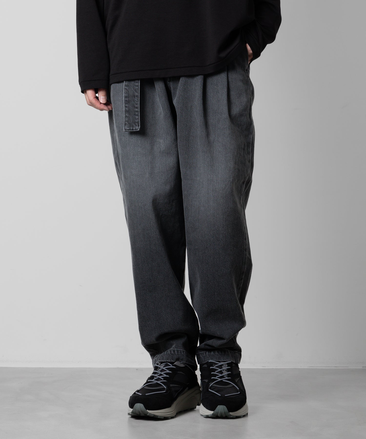 【ATTACHMENT】ATTACHMENT アタッチメントの11oz DENIM BELTED TAPERED FIT TROUSERS - BLACK 公式通販サイトsession福岡セレクトショップ