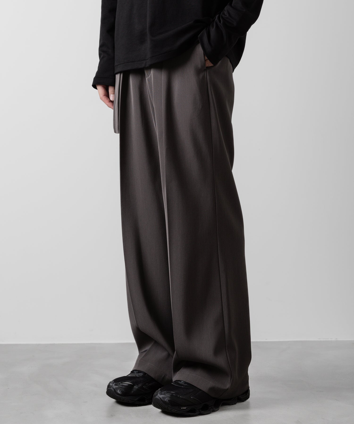 ATTACHMENT アタッチメントのPE STRETCH TWILL BELTED WIDE FIT TROUSERS - KHAKI GRAY 公式通販サイトsession福岡セレクトショップ