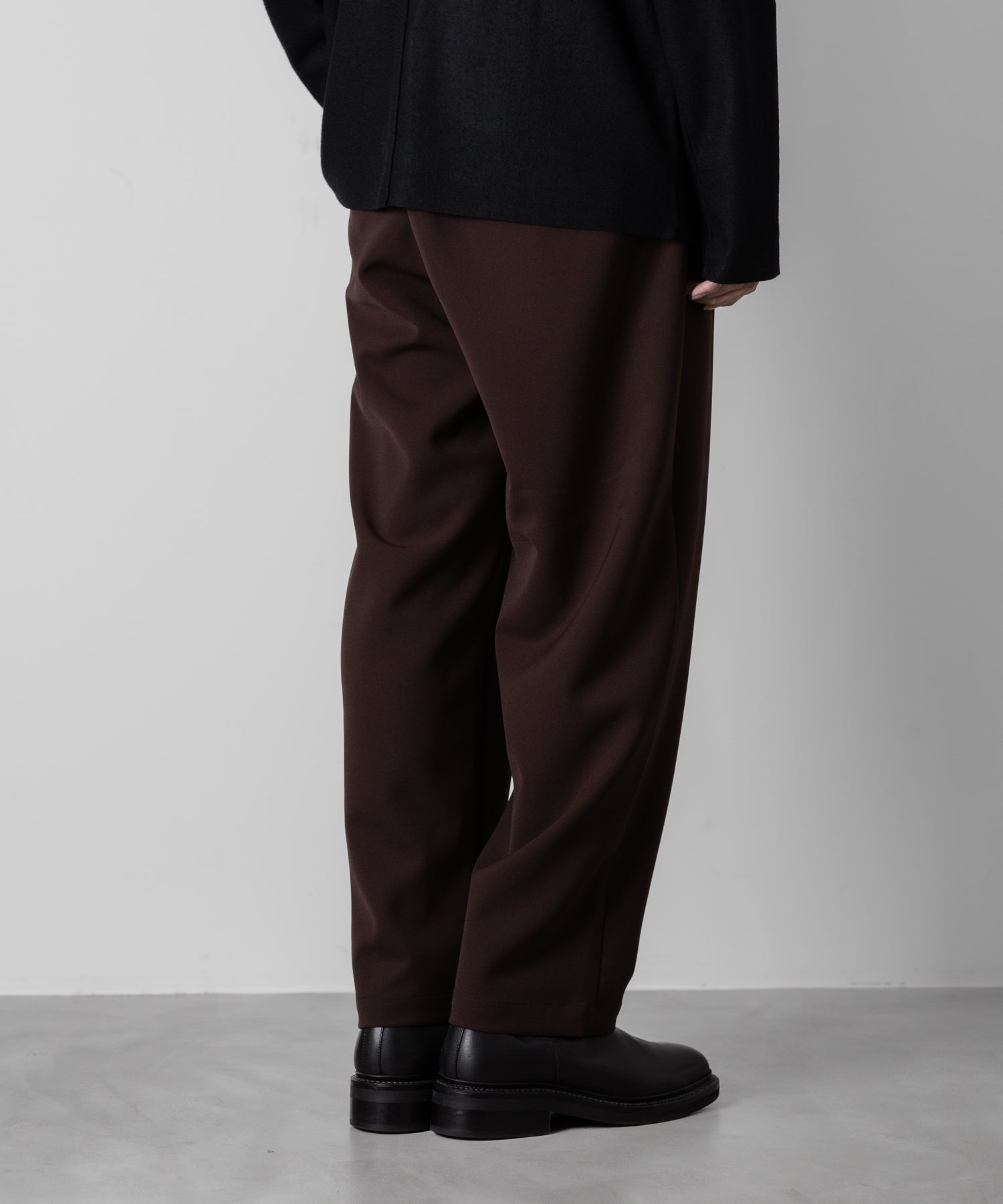 ATTACHMENT アタッチメントのPE STRETCH DOUBLE CLOTH BELTED TAPERED FIT TROUSERS - BROWN 公式通販サイトsession福岡セレクトショップ