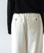 画像をギャラリービューアに読み込む, ATTACHMENT アタッチメントのCU/PE FIBRIL SATIN EASY TROUSERS - OFF WHITEの公式通販サイトsession福岡セレクトショップ
