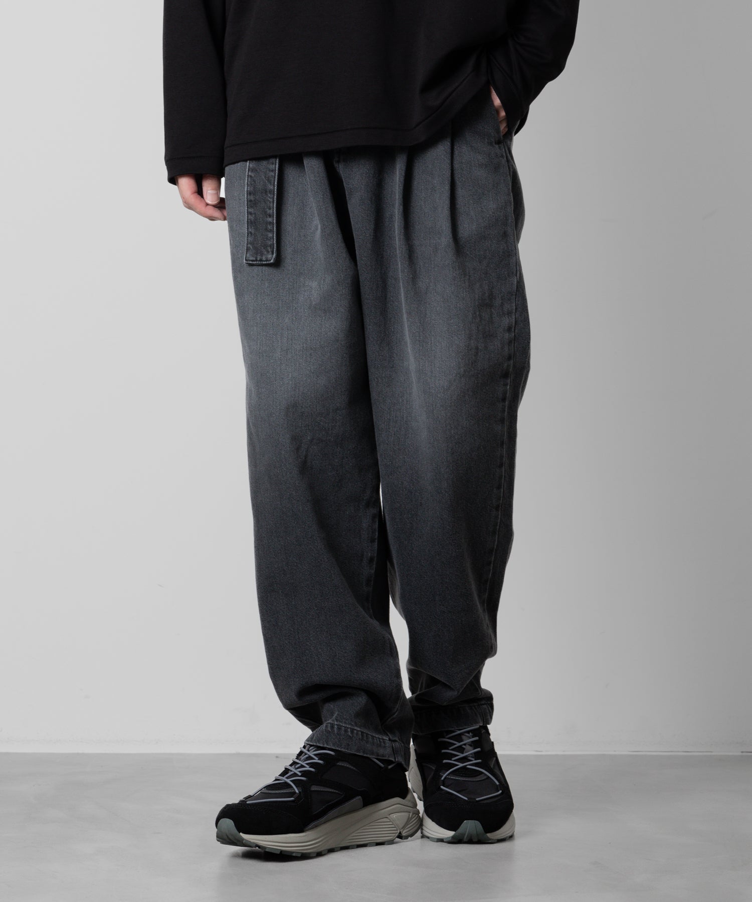 【ATTACHMENT】ATTACHMENT アタッチメントの11oz DENIM BELTED TAPERED FIT TROUSERS - BLACK 公式通販サイトsession福岡セレクトショップ