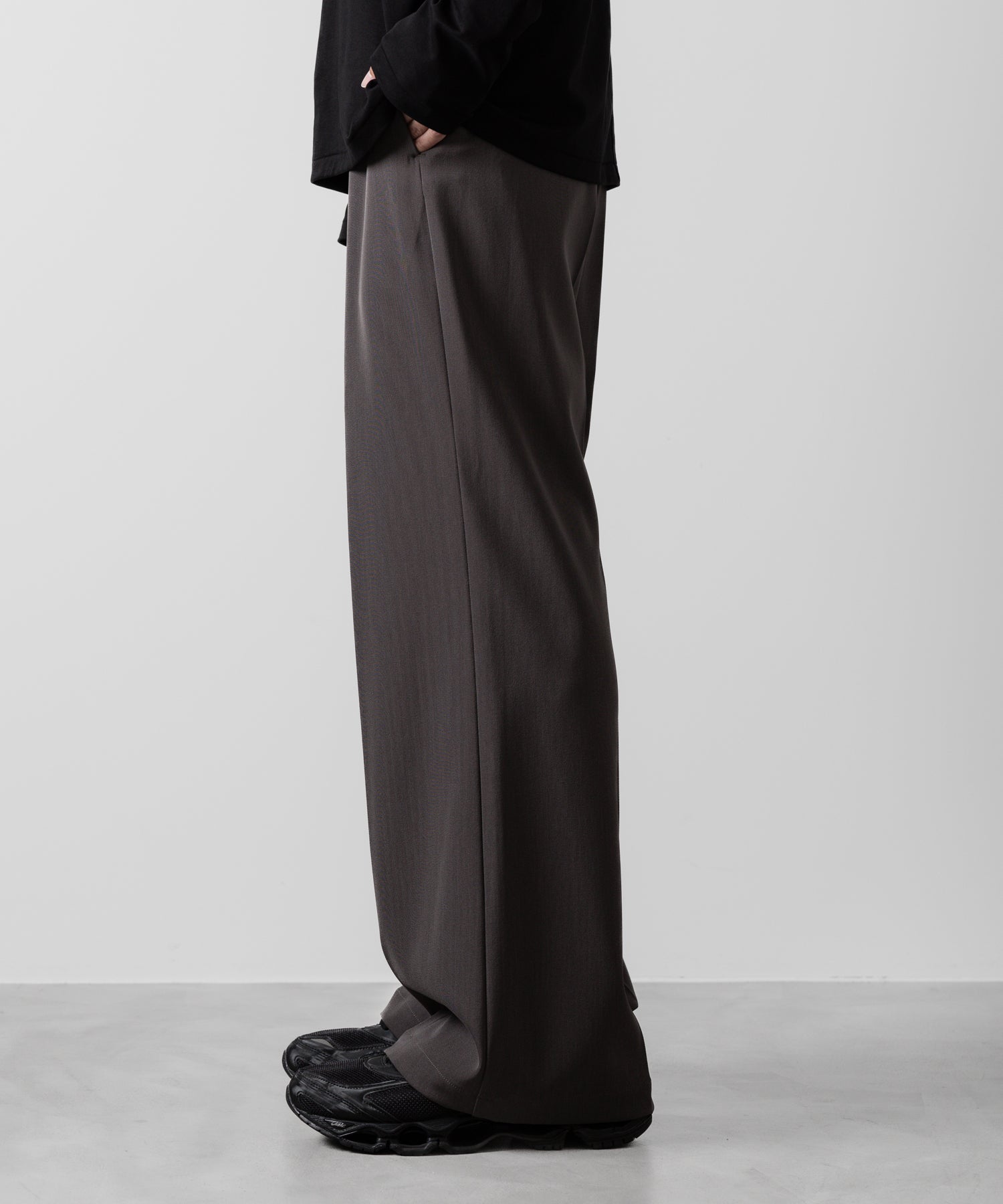 ATTACHMENT アタッチメントのPE STRETCH TWILL BELTED WIDE FIT TROUSERS - KHAKI GRAY 公式通販サイトsession福岡セレクトショップ